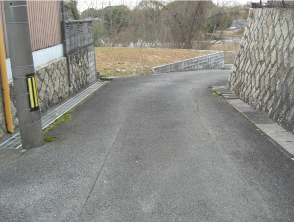 宇部市開、土地の前面道路を含む現地写真画像です