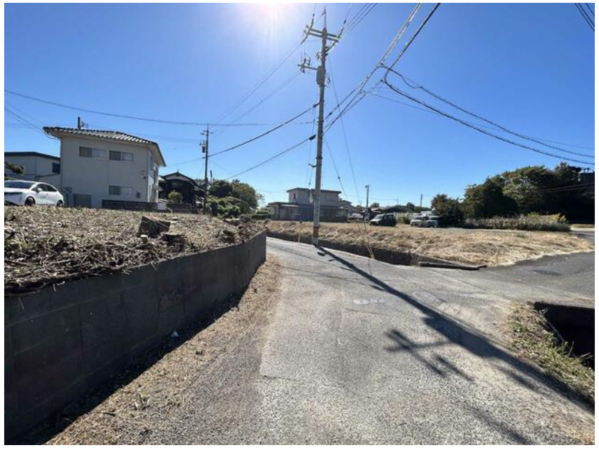 宇部市大字西岐波、土地の前面道路を含む現地写真画像です