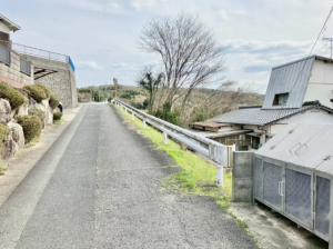 宇部市上条、土地の前面道路を含む現地写真画像です
