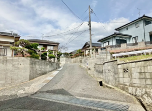 宇部市上条、土地の前面道路を含む現地写真画像です