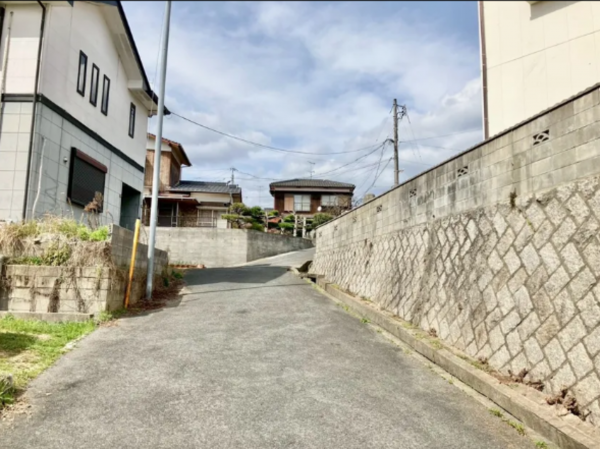 宇部市上条、土地の前面道路を含む現地写真画像です