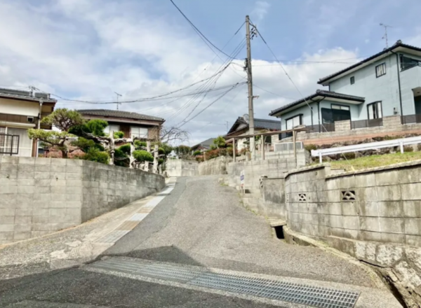 宇部市上条、土地の前面道路を含む現地写真画像です