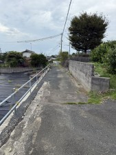 宇部市草江、土地の前面道路を含む現地写真画像です