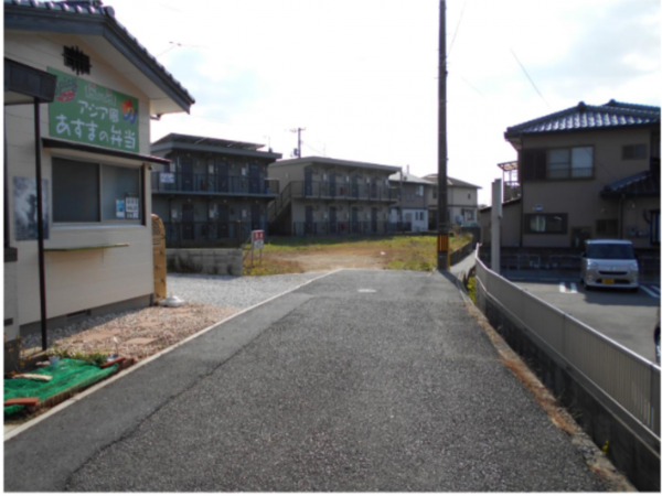 宇部市野原、土地の前面道路を含む現地写真画像です