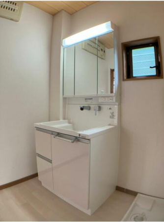 宇部市昭和町、中古一戸建ての洗面画像です