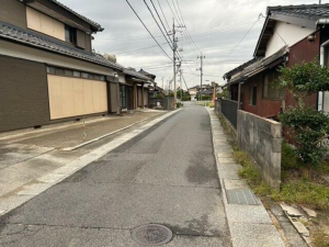 宇部市大字東岐波、中古一戸建ての前面道路を含む現地写真画像です