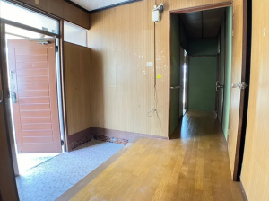 宇部市大字際波、中古一戸建ての玄関画像です