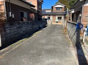 宇部市大字際波、中古一戸建ての前面道路を含む現地写真画像です