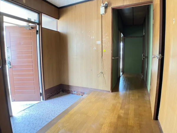 宇部市大字際波、中古一戸建ての玄関画像です