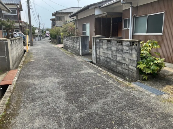 宇部市大字際波、中古一戸建ての前面道路を含む現地写真画像です