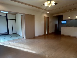 宇部市大字際波、中古一戸建ての居間画像です