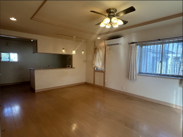 宇部市大字際波、中古一戸建ての居間画像です