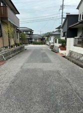 宇部市浜田、中古一戸建ての前面道路を含む現地写真画像です