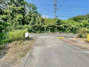 宇部市大字東岐波、中古一戸建ての前面道路を含む現地写真画像です