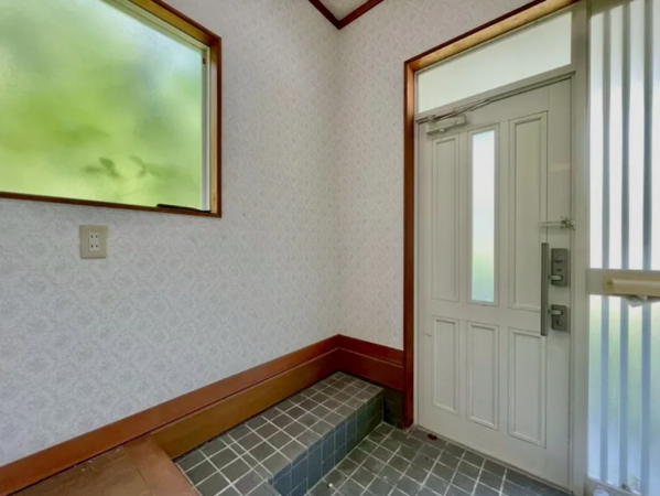 宇部市大字東岐波、中古一戸建ての玄関画像です