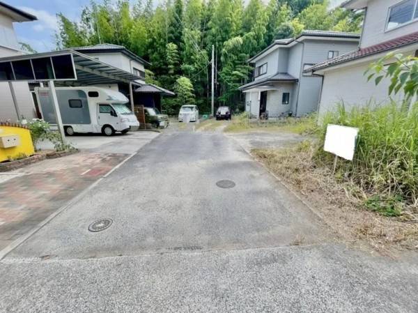 宇部市大字東岐波、中古一戸建ての前面道路を含む現地写真画像です