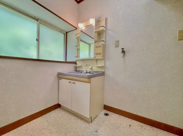 宇部市大字東岐波、中古一戸建ての洗面画像です