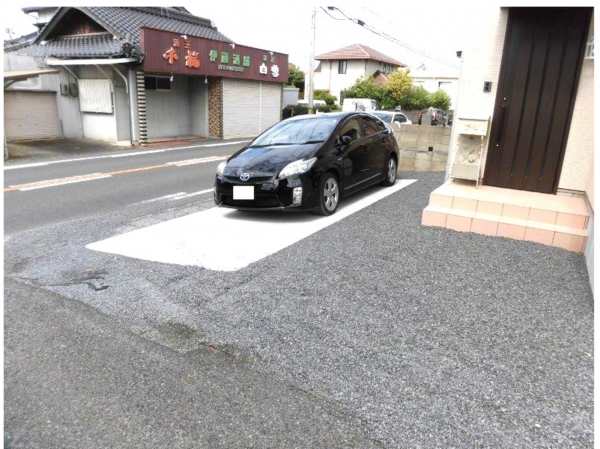 宇部市野中、中古一戸建ての駐車場画像です