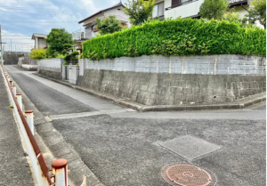 宇部市南小羽山町、中古一戸建ての前面道路を含む現地写真画像です