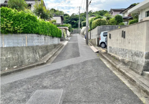 宇部市南小羽山町、中古一戸建ての前面道路を含む現地写真画像です