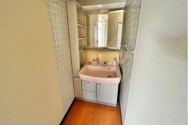 宇部市南小羽山町、中古一戸建ての洗面画像です