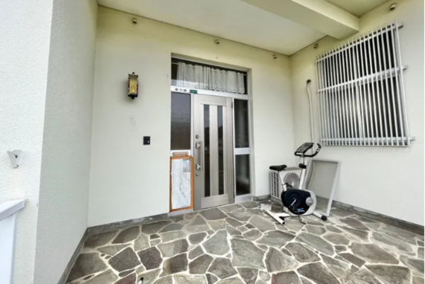 宇部市南小羽山町、中古一戸建ての玄関画像です