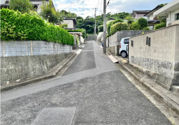 宇部市南小羽山町、中古一戸建ての前面道路を含む現地写真画像です
