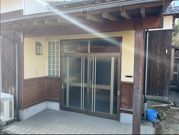 宇部市大字東岐波、中古一戸建ての玄関画像です