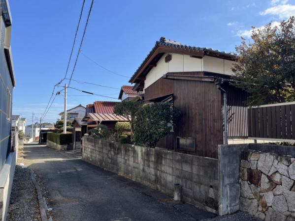 宇部市大字東岐波、中古一戸建ての前面道路を含む現地写真画像です