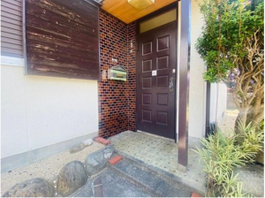 宇部市大字西岐波、中古一戸建ての玄関画像です