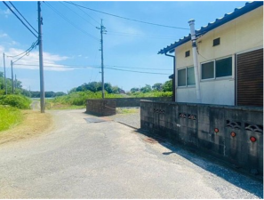 宇部市大字西岐波、中古一戸建ての前面道路を含む現地写真画像です