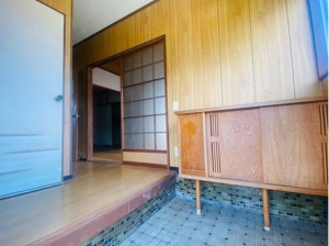宇部市大字西岐波、中古一戸建ての玄関画像です