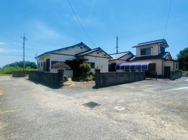 宇部市大字西岐波、中古一戸建ての前面道路を含む現地写真画像です