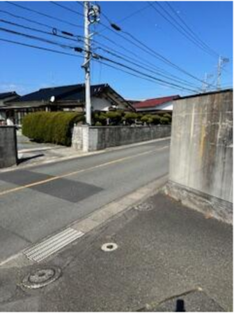 宇部市開、中古一戸建ての前面道路を含む現地写真画像です