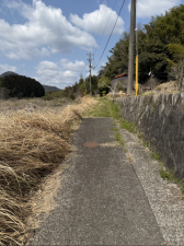 宇部市大字小野、中古一戸建ての前面道路を含む現地写真画像です