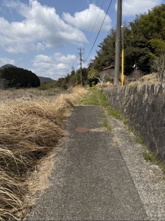 宇部市大字小野、中古一戸建ての前面道路を含む現地写真画像です