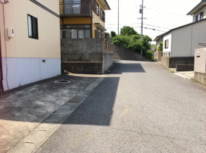 宇部市大字西岐波、中古一戸建ての前面道路を含む現地写真画像です