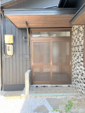 宇部市大字東須恵、中古一戸建ての玄関画像です