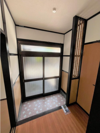 宇部市大字東須恵、中古一戸建ての玄関画像です