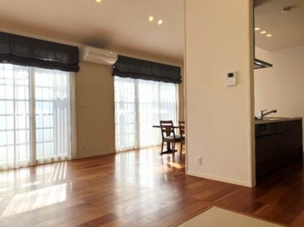 宇部市厚南中央、中古一戸建ての居間画像です