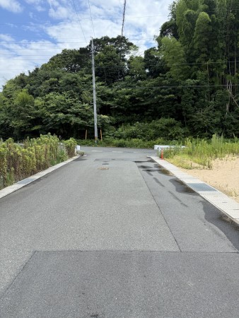 山陽小野田市大字厚狭、土地の前面道路を含む現地写真画像です