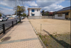 山陽小野田市中川、土地の前面道路を含む現地写真画像です