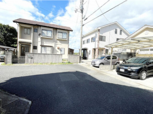 山陽小野田市共和台、中古一戸建ての前面道路を含む現地写真画像です