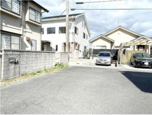 山陽小野田市共和台、中古一戸建ての前面道路を含む現地写真画像です