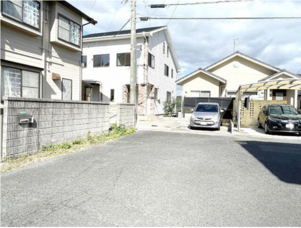 山陽小野田市共和台、中古一戸建ての前面道路を含む現地写真画像です