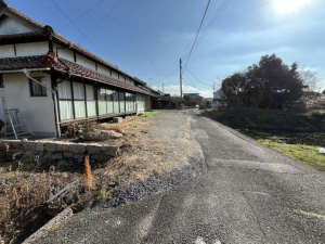 山陽小野田市大字郡、中古一戸建ての前面道路を含む現地写真画像です