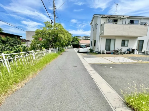 山陽小野田市北竜王町、中古一戸建ての前面道路を含む現地写真画像です