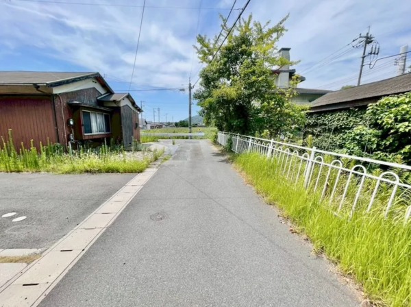 山陽小野田市北竜王町、中古一戸建ての前面道路を含む現地写真画像です