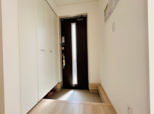 山陽小野田市大字鴨庄、新築一戸建ての玄関画像です