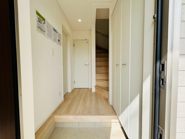 山陽小野田市大字鴨庄、新築一戸建ての玄関画像です